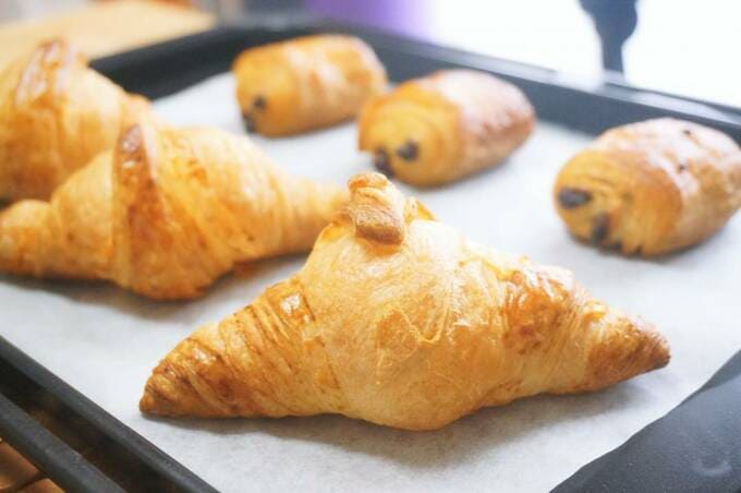 シートの上にクロワッサンなど