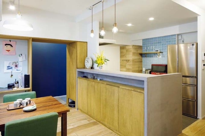 高めのカウンターで手元を隠したオープンキッチン