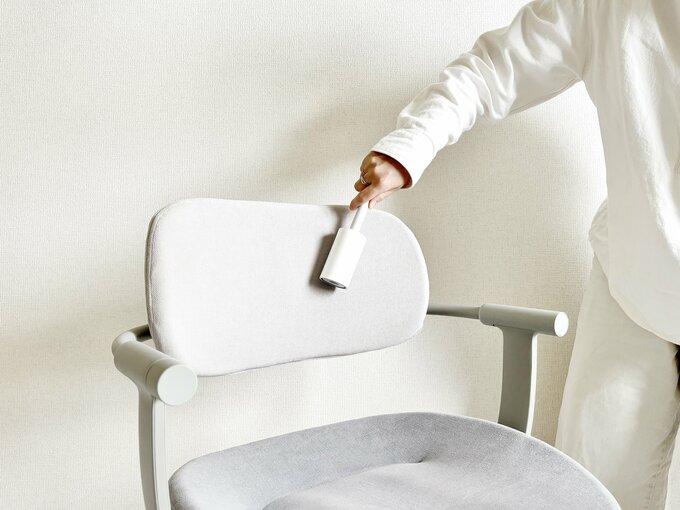 椅子の掃除をしているようす