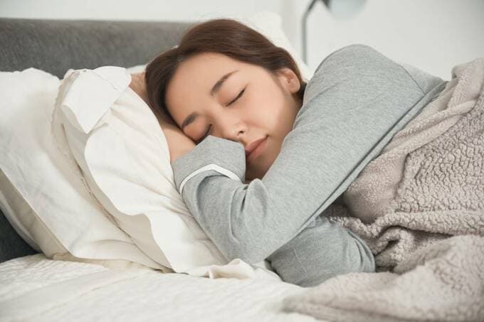 眠っている女性
