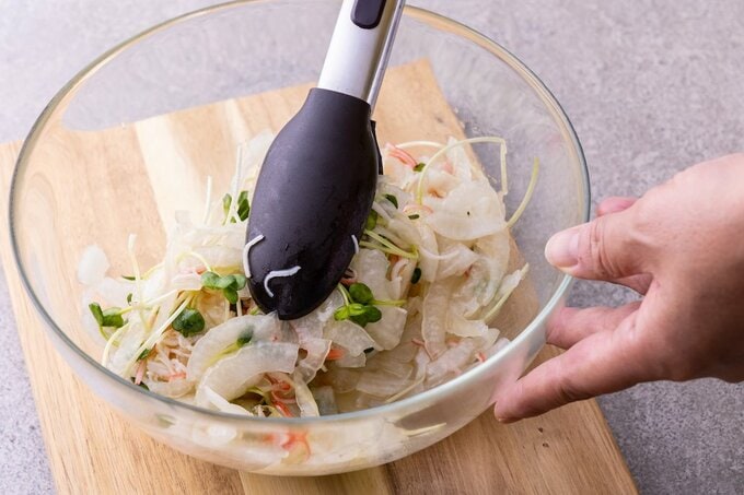 ボウルの材料を混ぜる様子