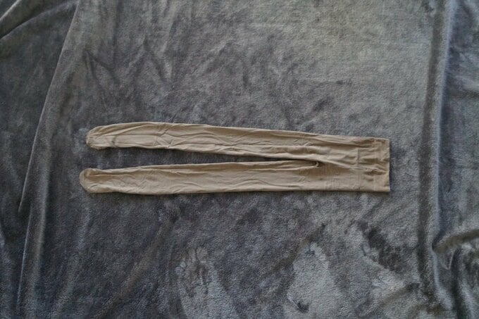 タイツを横に置く