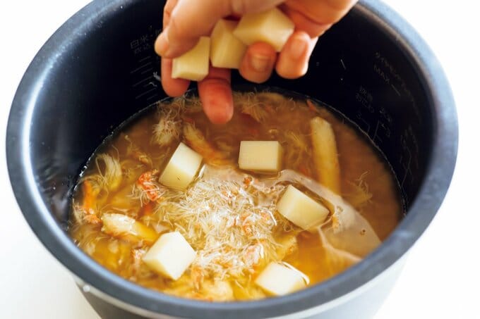 炊き込みご飯のアクセントにおもちを入れる