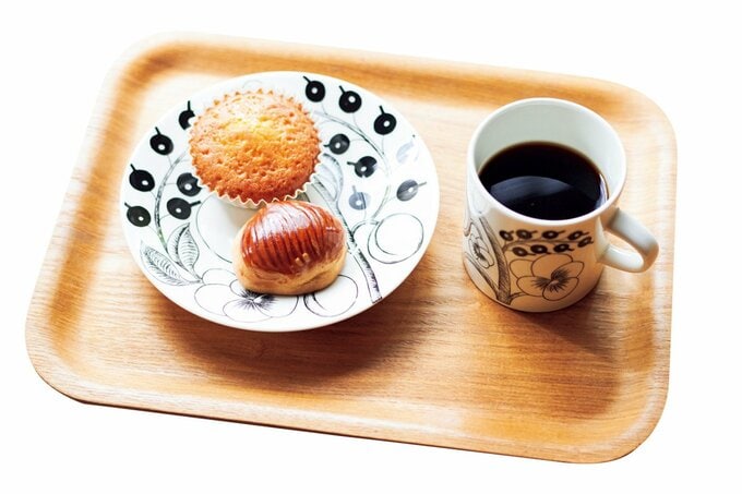 トレイの上のコーヒーとお菓子