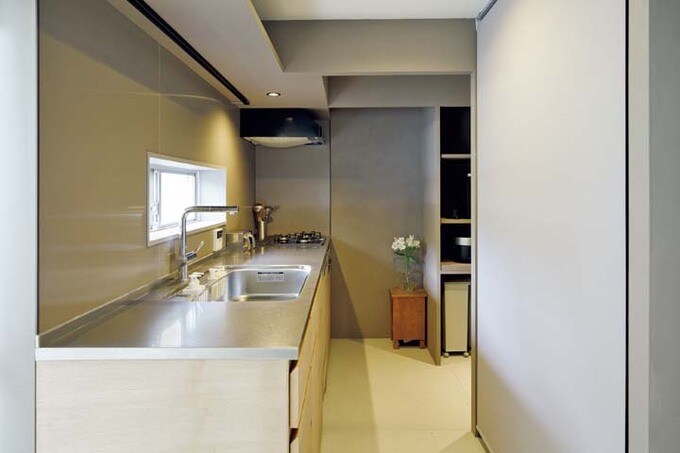 出入り口が2つある回遊型の造作キッチン