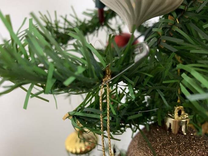 安全ピンで固定されたオーナメント