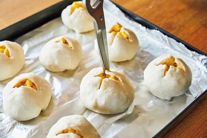 パン生地に切り込みを入れる