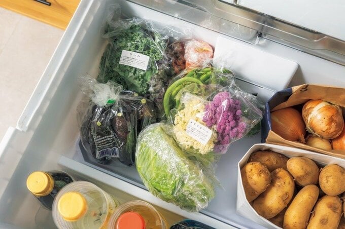 冷蔵庫の野菜室に入った袋詰めのナスやレタス