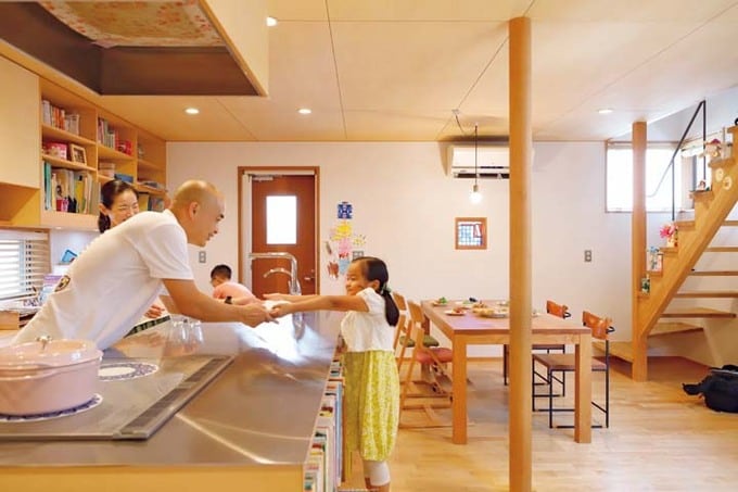 オープンなキッチンを挟んだ父と娘