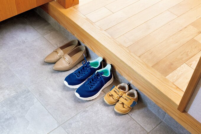 家族の人数分だけきれいに並べられた靴