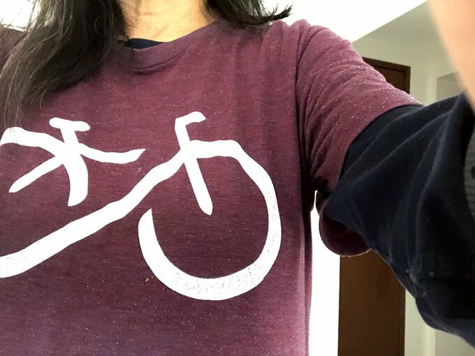 Tシャツを着ている様子