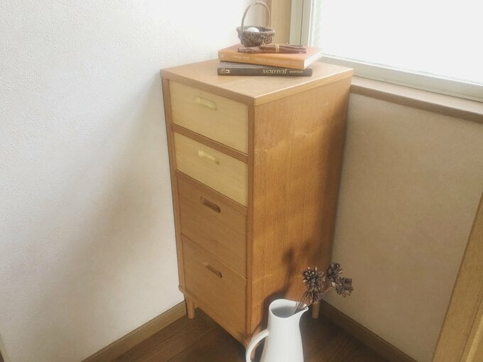 キリの無垢材でできたチェスト