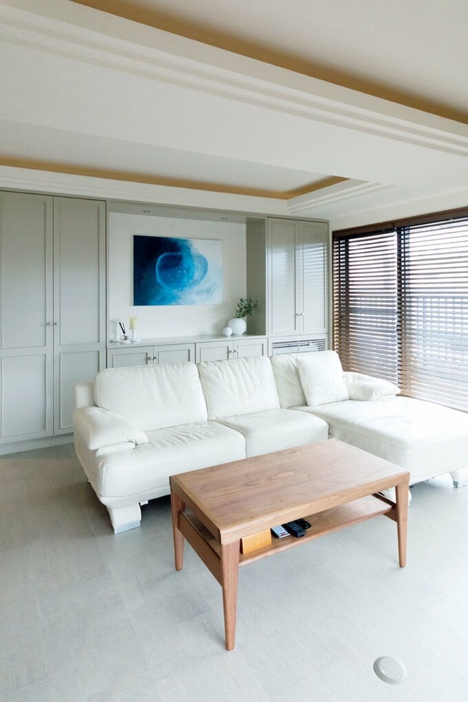 キッチンとテイストを合わせたリビング収納