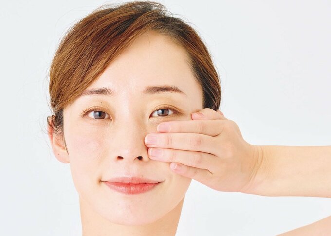 頬に手を当てる