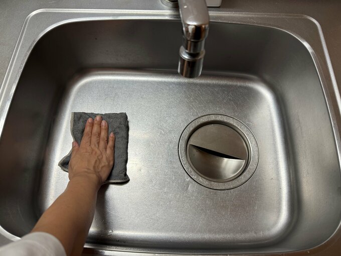 シンクをふく様子