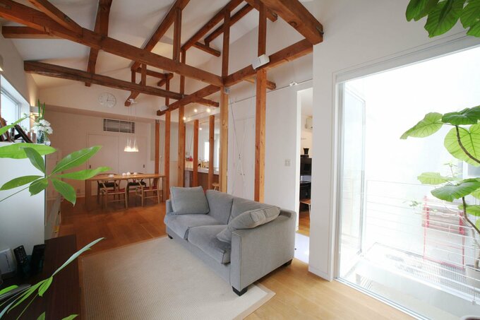 屋根に穴をあけ、光庭をつくる