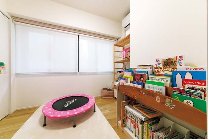本やおもちゃを子ども室に収納