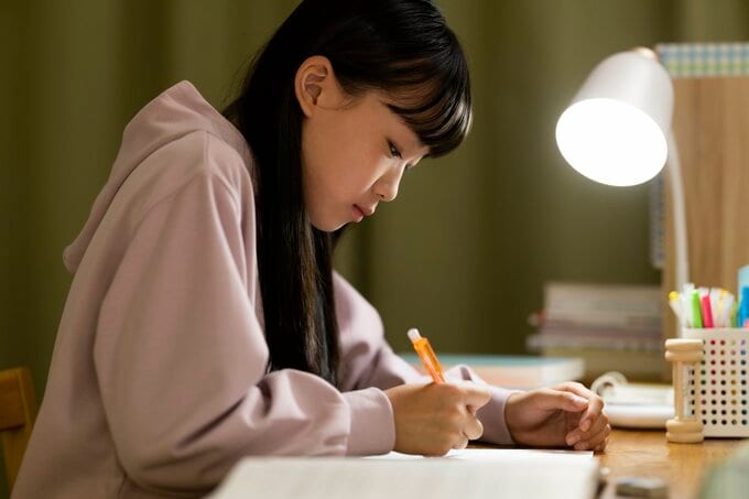 受験勉強する子供