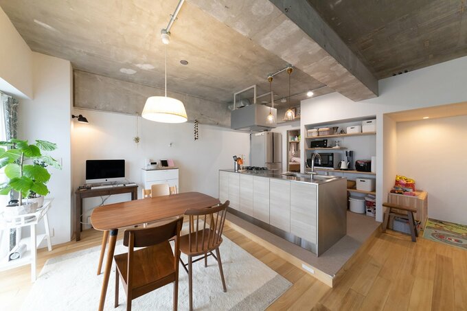 背面側にオープン棚を設けたオープンキッチン