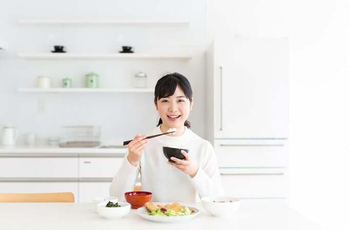 ご飯を食べる女性