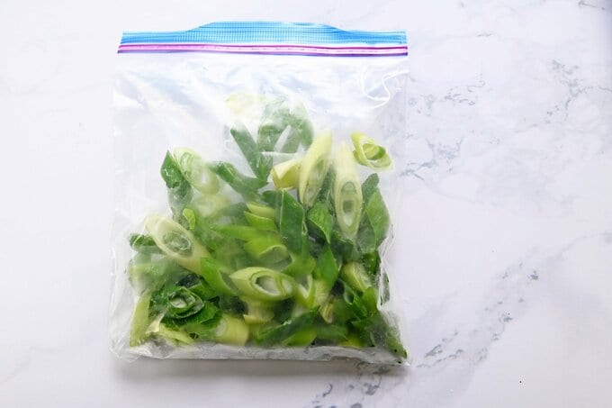 長ネギは洗って切ったものを冷凍しておくと、すぐに使えて便利 