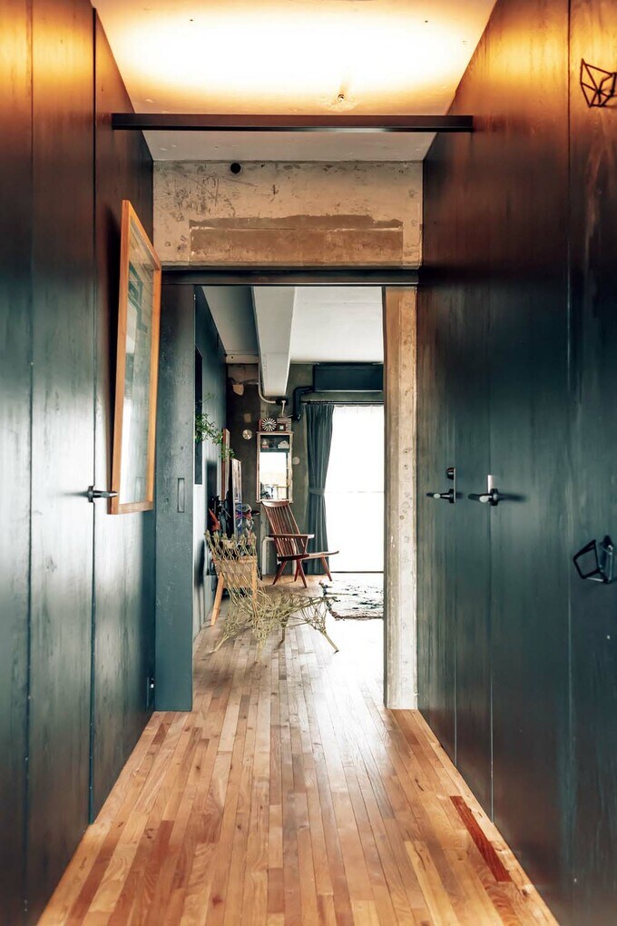 廊下沿いの扉はすべて壁と同じ仕上げに