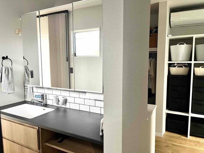 ロッカーと洗面台