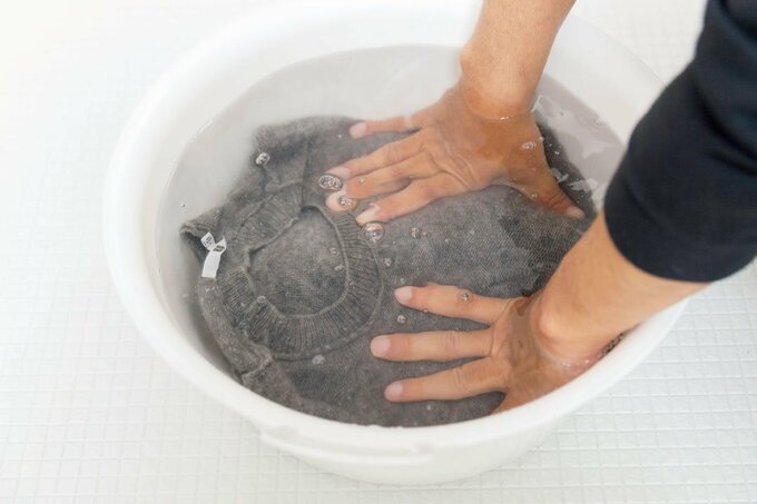 洗面ボウルの衣類を押す