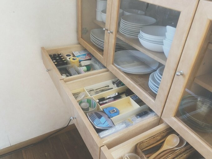 文房具や薬は食器棚に