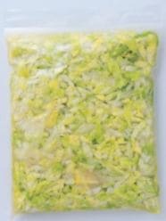 保存用ポリ袋にキャベツサラダのすべての材料を入れた様子