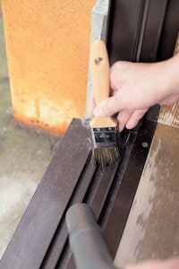 サッシ溝にたまったホコリもしっかりかき出して