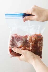 肉・魚など具を入れる