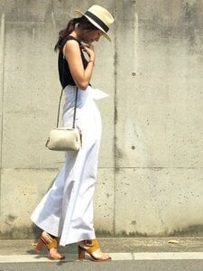 白×黒のモノトーンコーデの足元に