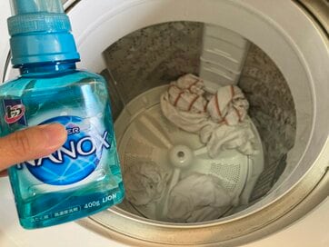 衣替え前にやると段違いな“洗濯ワザ”。「久々に出したら臭いし黄ばんでる！」を防止