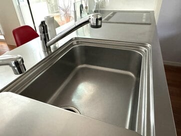 50代、この10年で「やめてラクになった」家事や片付けの思い込み3つ。キッチンリセットは翌朝でもいい