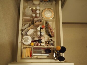 朝に混雑する洗面所を快適にするしまい方！引き出し内や鏡裏にひと工夫を