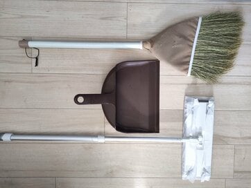 50代ふたり暮らし、「やめてラクになった」家事3つ。掃除機からホウキに替えたら快適だった