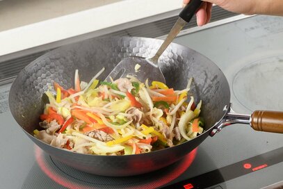 カリッとおいしく仕上がる「一生使える鉄のフライパン」の育て方。じつは“強火”も劣化の原因に