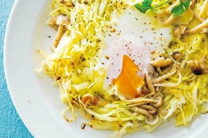 忙しい朝でも簡単な「巣ごもり卵」レシピ。糖質オフでも食べごたえ抜群