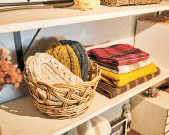 ストールやニット帽を飾りに。小物で部屋に冬っぽさを演出