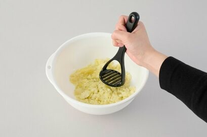 料理家・山本ゆりさん愛用の「110円キッチングッズ」5選。ダイソーのマッシャーに感動