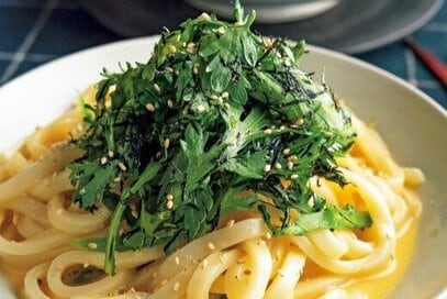 15分で完成する「明太子と春菊の釡玉うどん」。春菊の食べきりにも最適