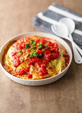 電子レンジで簡単「トマトとキャベツのミルフィーユ」。余ったぎょうざの皮の活用にも