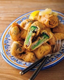 ふわふわ衣の「肉巻きブロッコリー揚げ」。おからパウダーで糖質オフ