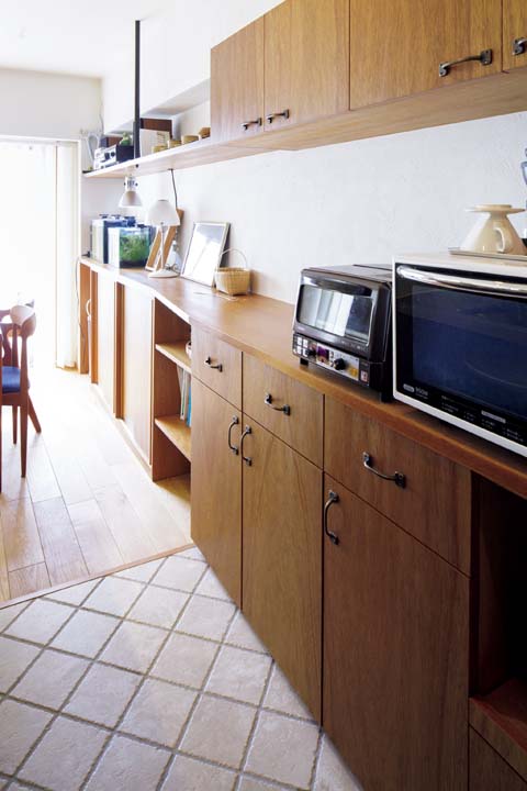 ダイニング側とキッチン側で奥行を変えた造作収納