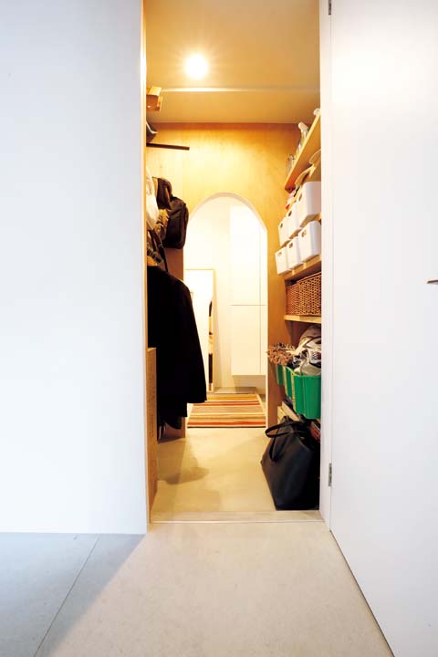 水回り側から土間収納を介してつながる玄関方向を見たところ