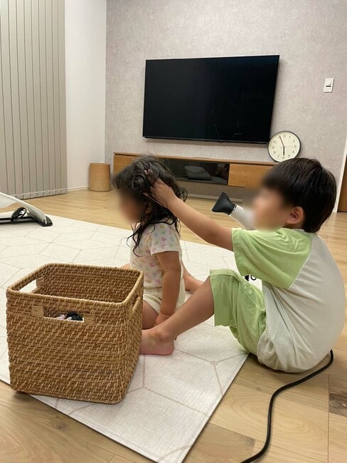 リビングで髪の毛を乾かす子どもたち