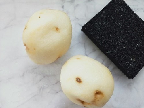 皮をむいたジャガイモ