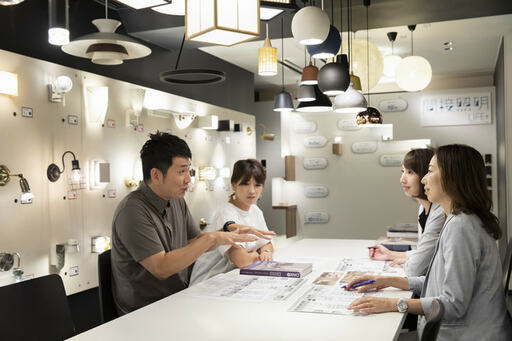 4人で打ち合わせ