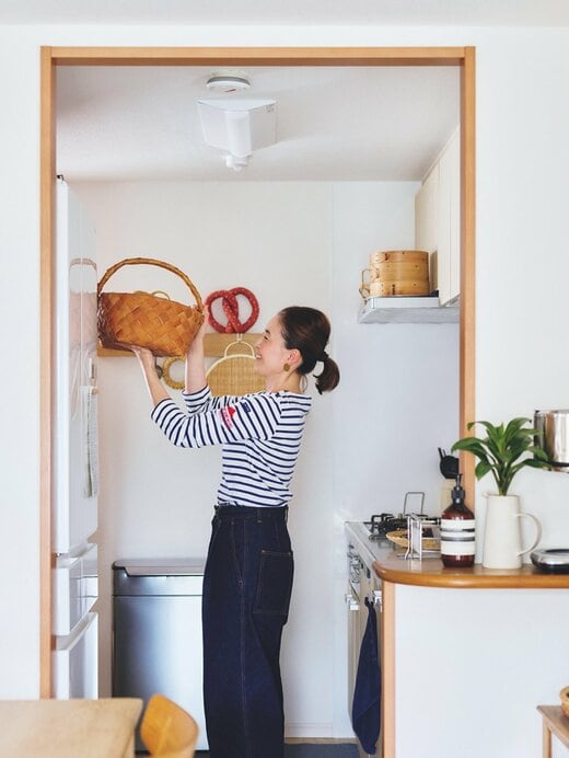 カゴを取り出す女性